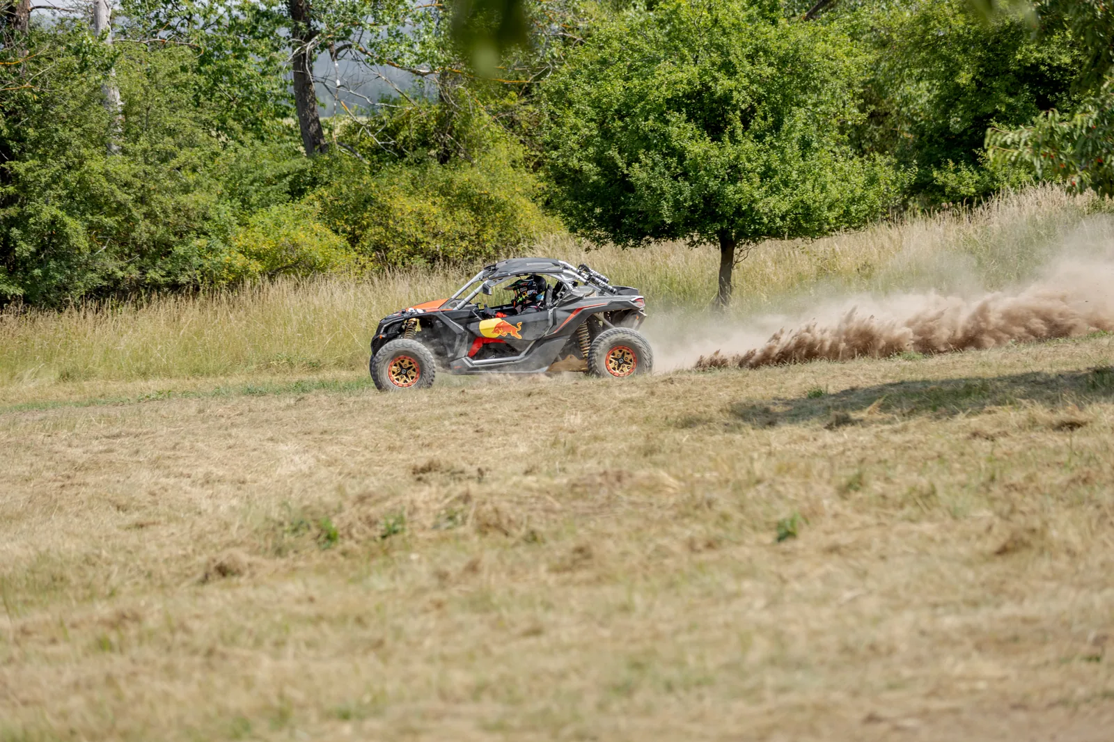Boční drift s velkým oblakem prachu