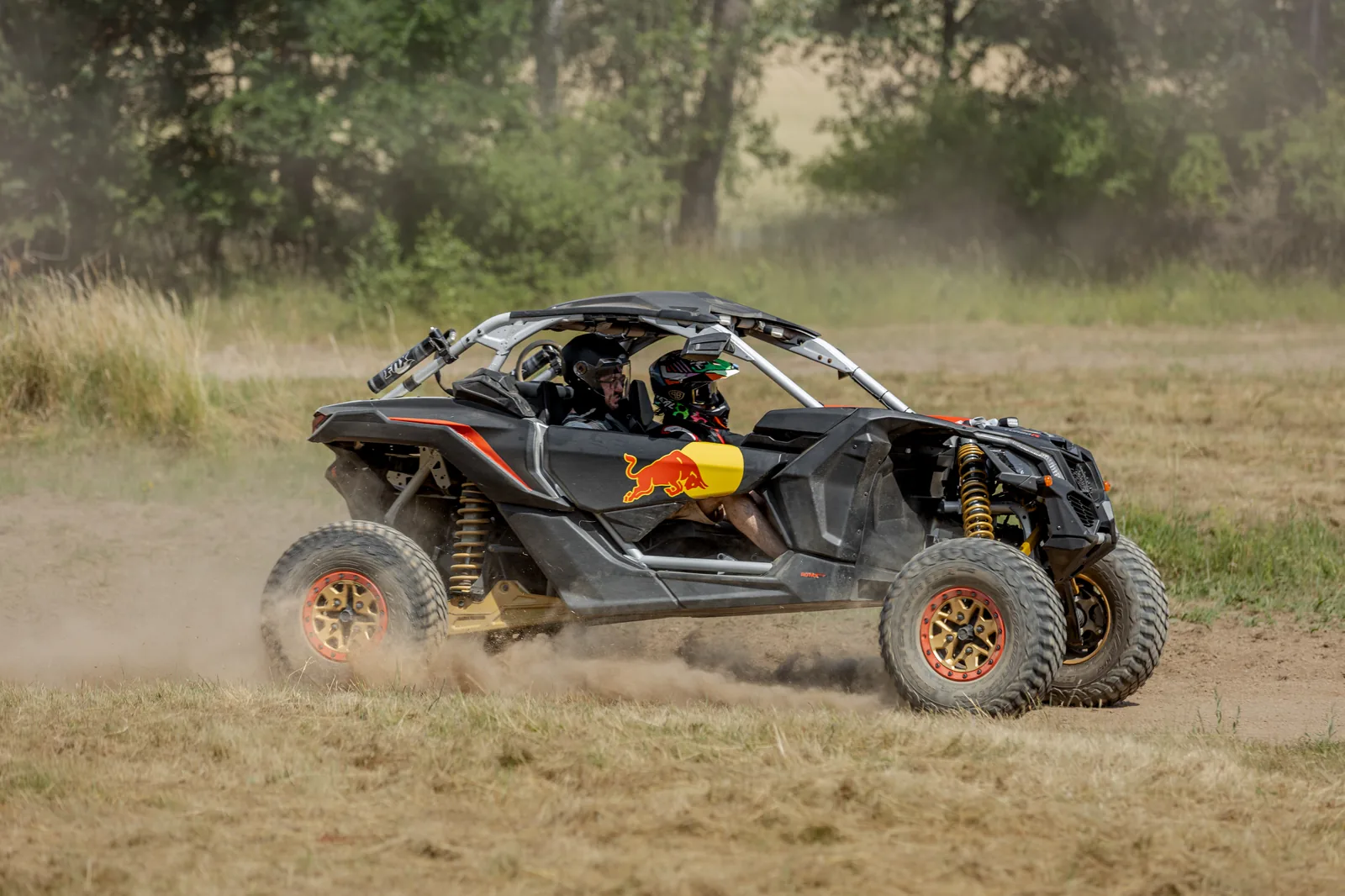 Buggy v plné akci, prach za koly