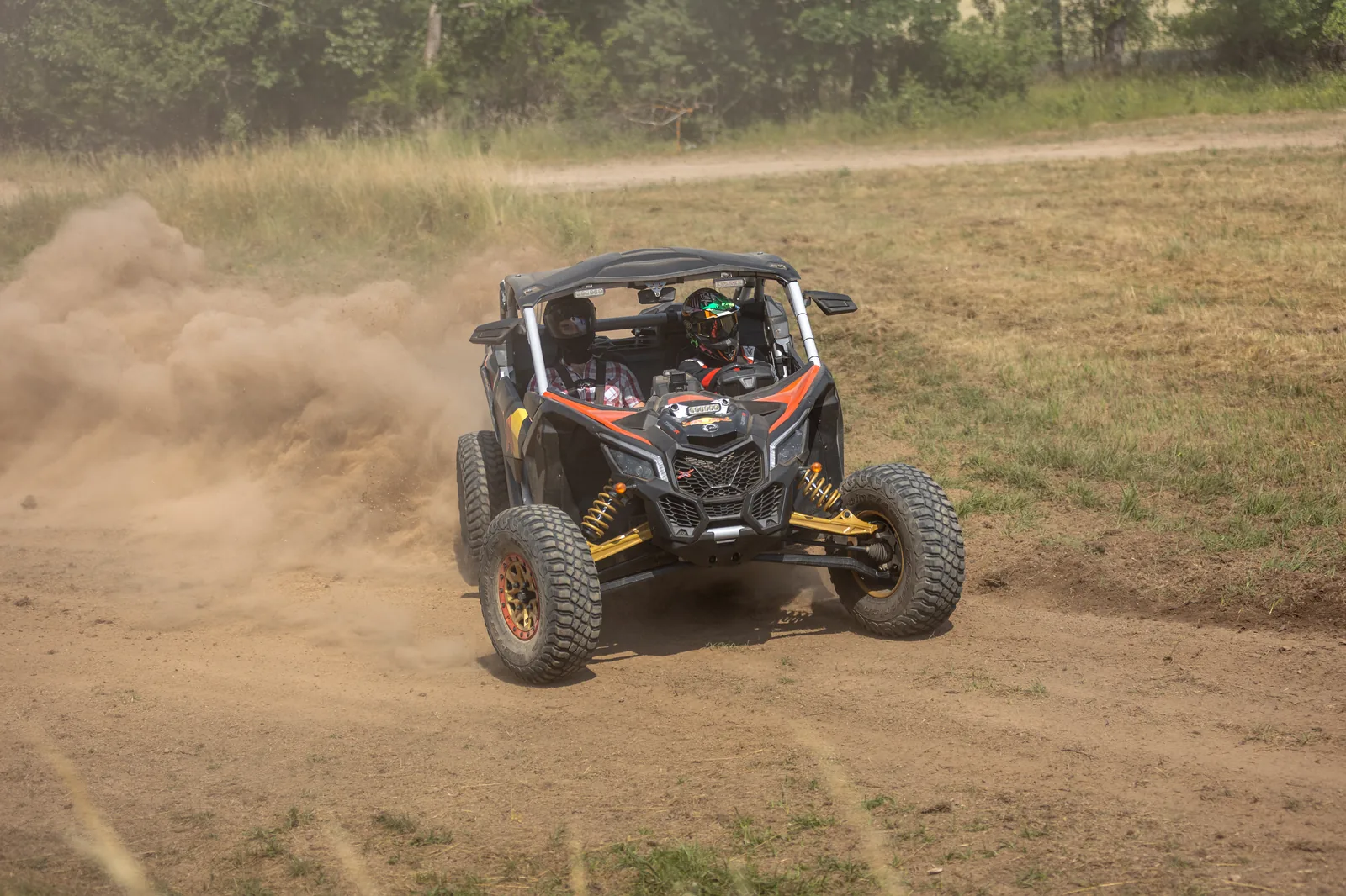 Dva jezdci společně v buggy při jízdě terénem
