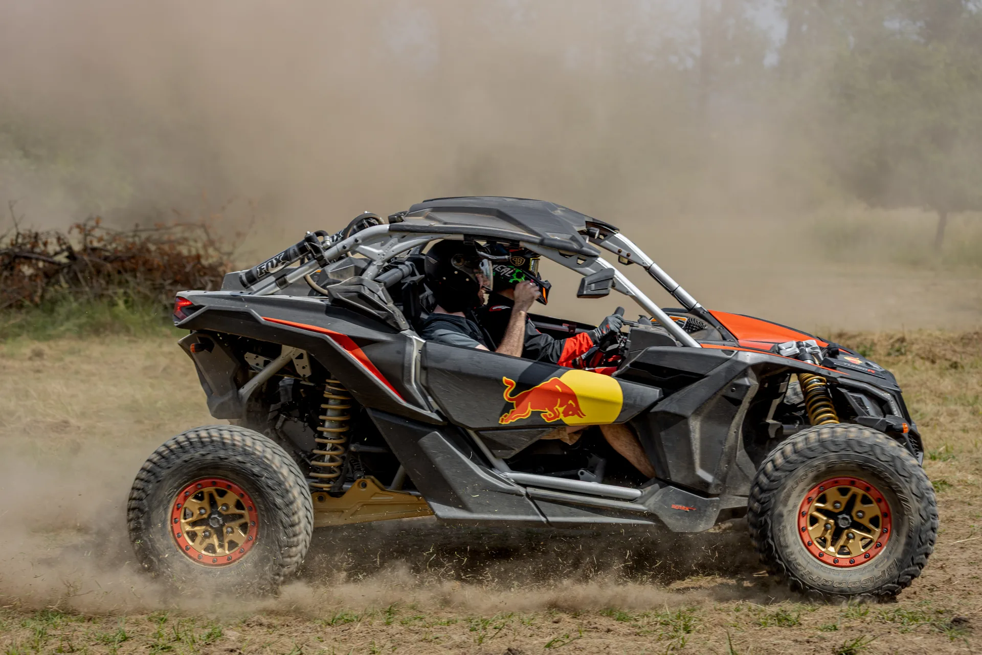 Can-Am Maverick X3 XRS Turbo R v akci na prašné trati
