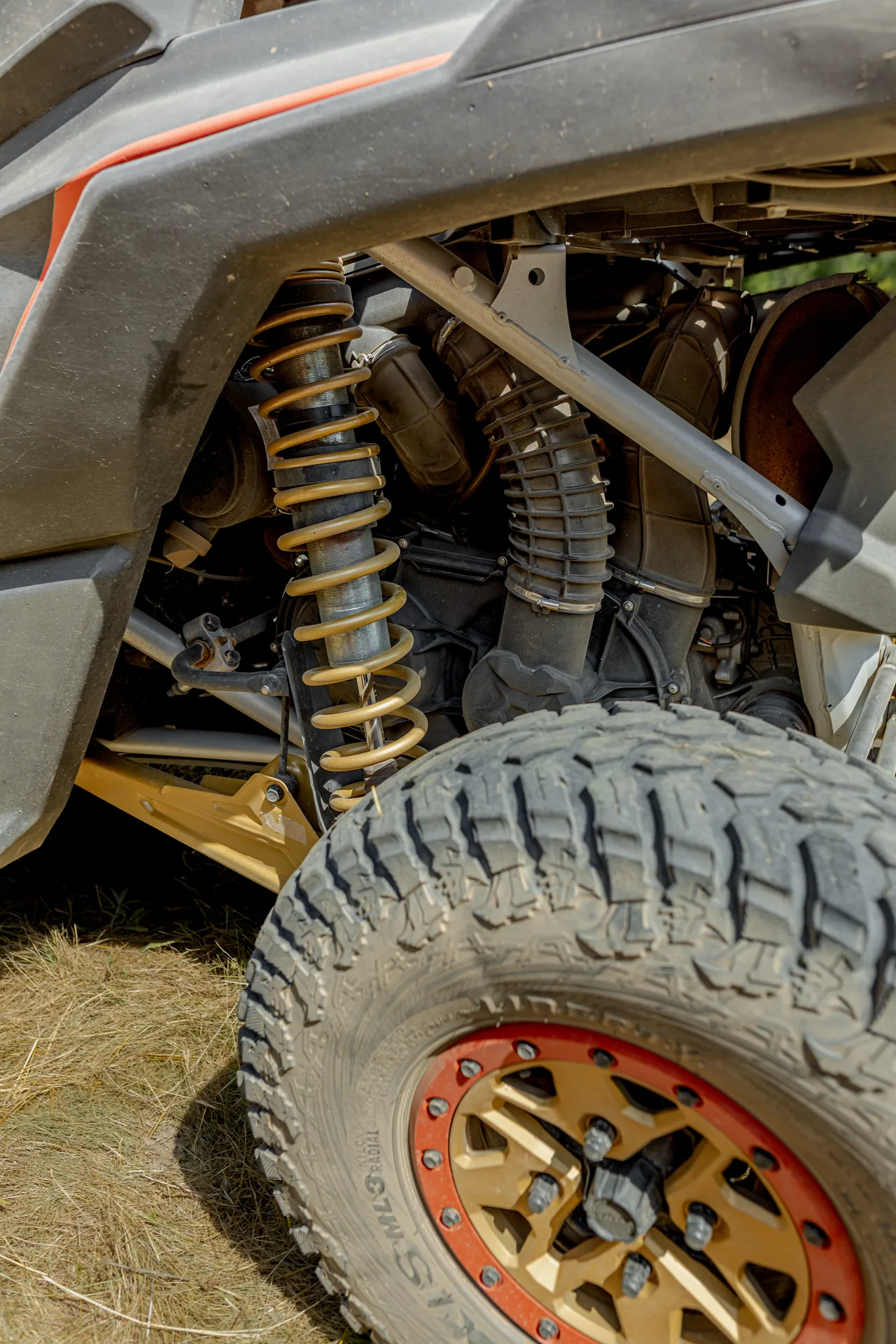 Can-Am Maverick X3 XRS Turbo R – detail tlumiče FOX a kola TURBO R